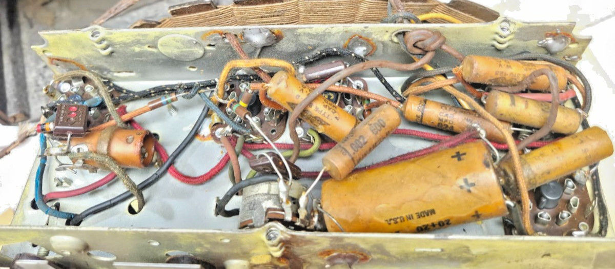 Vintage Emerson Model 330 Bakelite Tube Radio 1939 Art Deco AM Untested