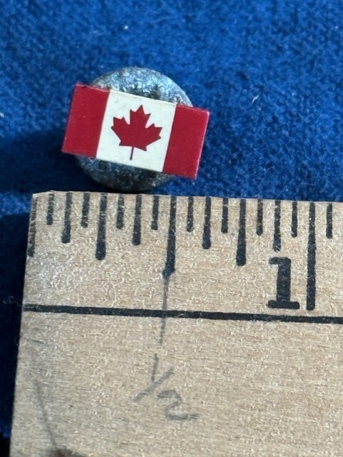 Canada Leaf Red & White Pin hat collar 1/2" TX198