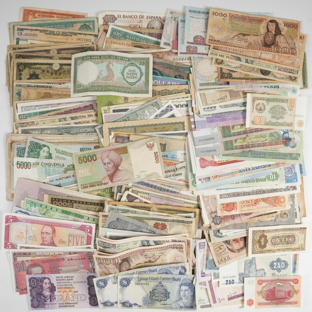 351x Assorted World/Foreign Bank Notes **Nice Assortment! 31206