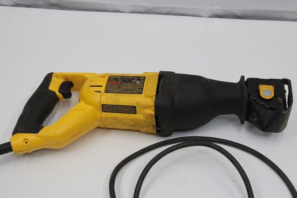 DeWalt (DWE305) 12 Amp Corded Variable Speed Reciprocating Saw