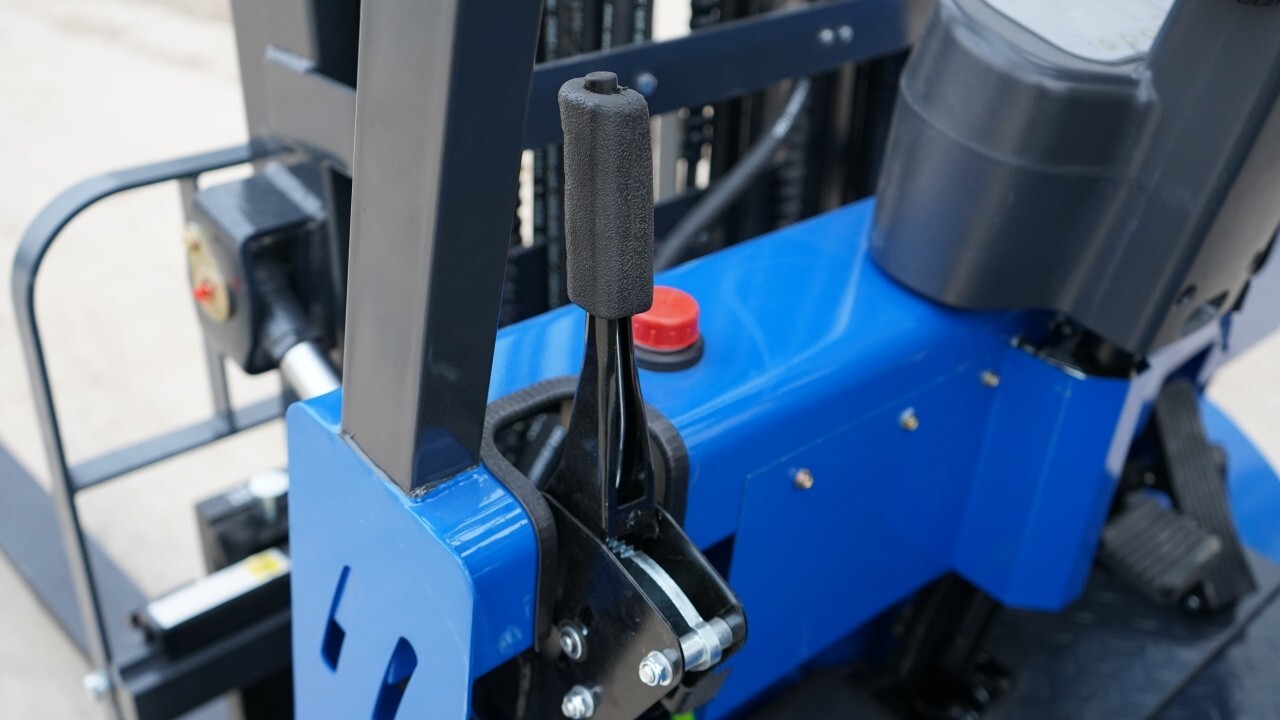 New 2.5 Ton Capacity TYPHON Electric Forklift w 70Ah Charger Lead-acid battery