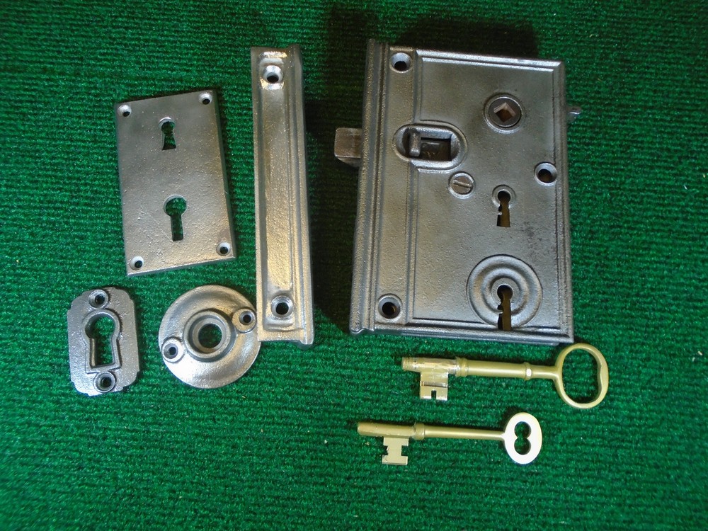 HUGE 6" RHC RIM LOCK COMPLETE w/ KEY, KEEPER, & KNOBS, ESCUTCHEON (41277)