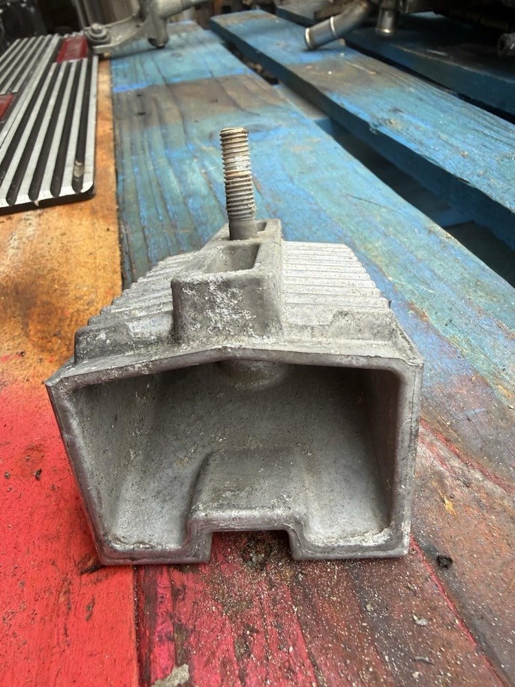 PACCAR HOOD SUPPORT BRACKET L85 6077