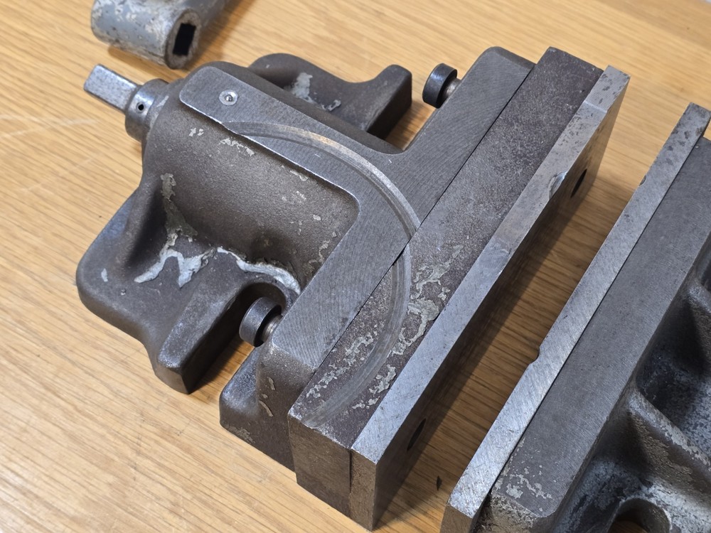 MOVEABLE JAW VISE TWO PIECE MACHINE VISE