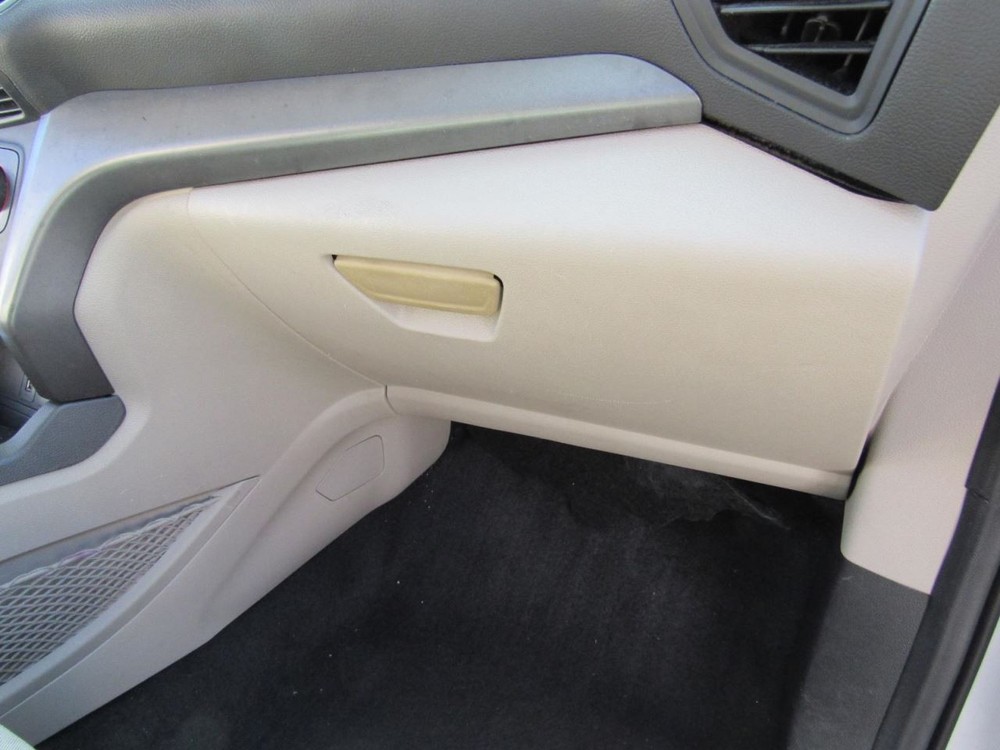 ESCAPE    2017 Glove Box 1000860