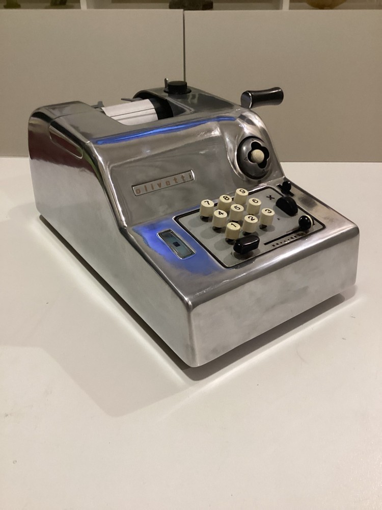 OLIVETTI SUMMA PRIMA 15 ADDING MACHINE. SILVER METAL. MARCELO NIZZOLI DESIGN 50s