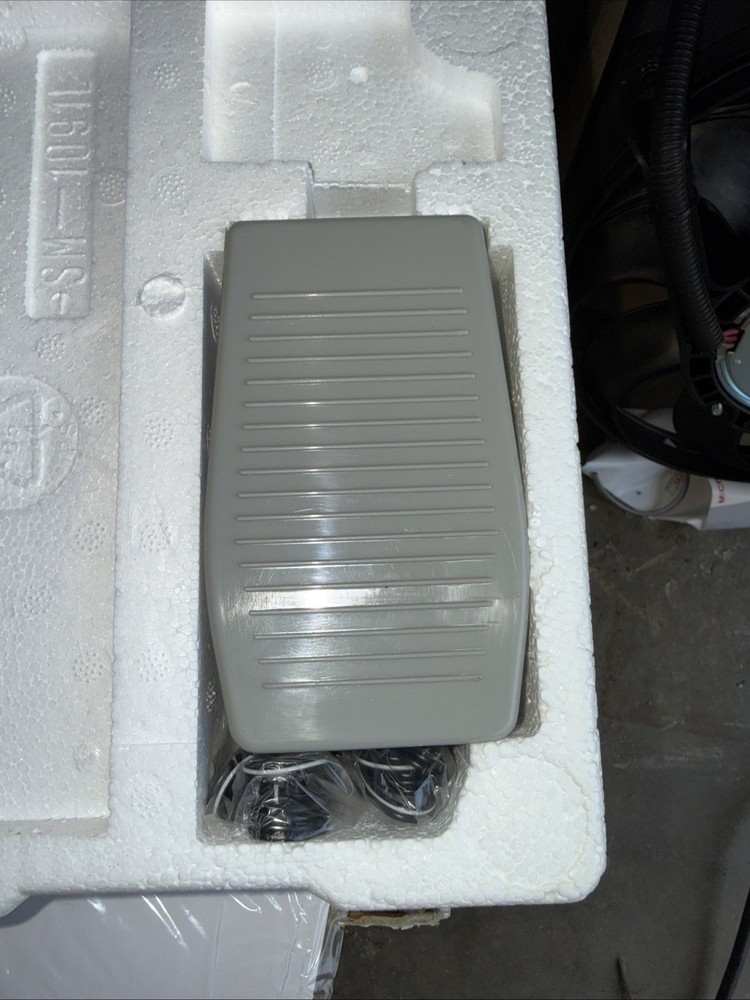 Singer Tiny Serger Overedging Sewing Machine TS380 Very Nice Condition