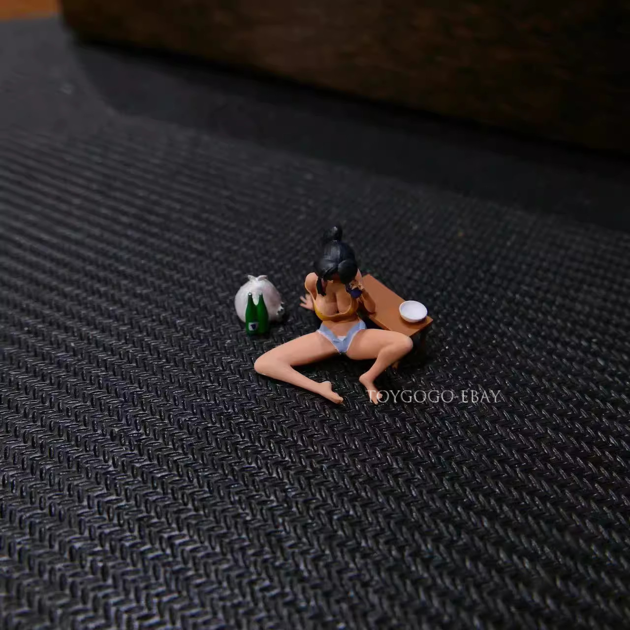 1/64 miniature figure SEXY tipsy girl Model fit 1:64 car street diorama