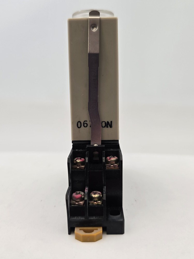 Omron H3Y-2 Solid State Timer With Socket Base 5A 250V 8Pin 11Z2YT