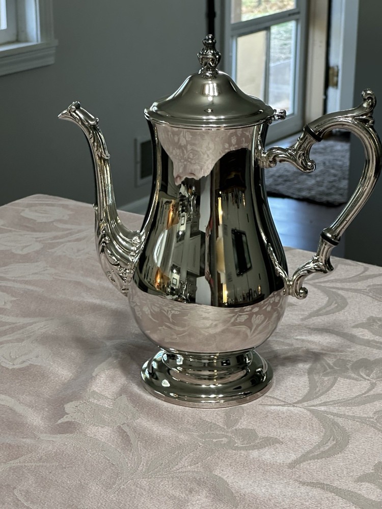 Vintage WM Rogers 801 Silver Plate 10 3/4”Hinged Lid Coffee/Tea Pot EUC