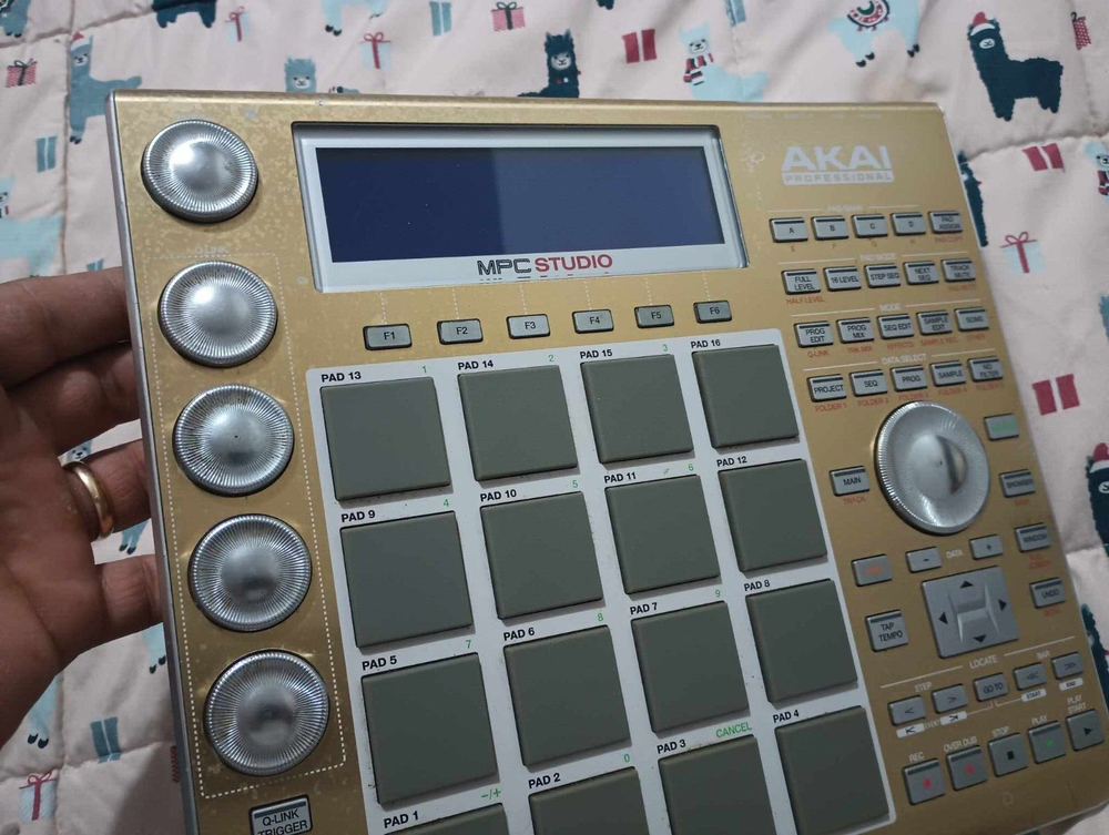 Akai Professional MPC Studio Gold Production Controller(E1789)