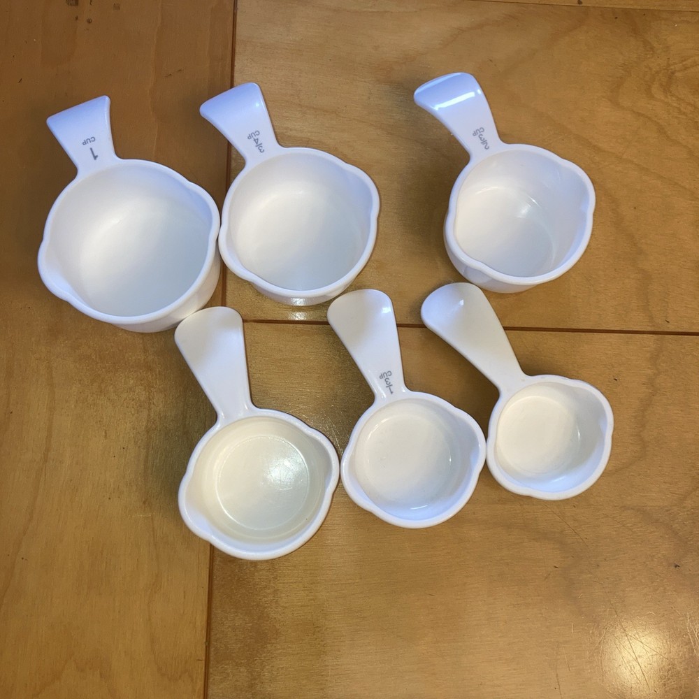 Set Lot 6 White Tupperware Measuring Cups Stackable Curved Handle Double Spouts