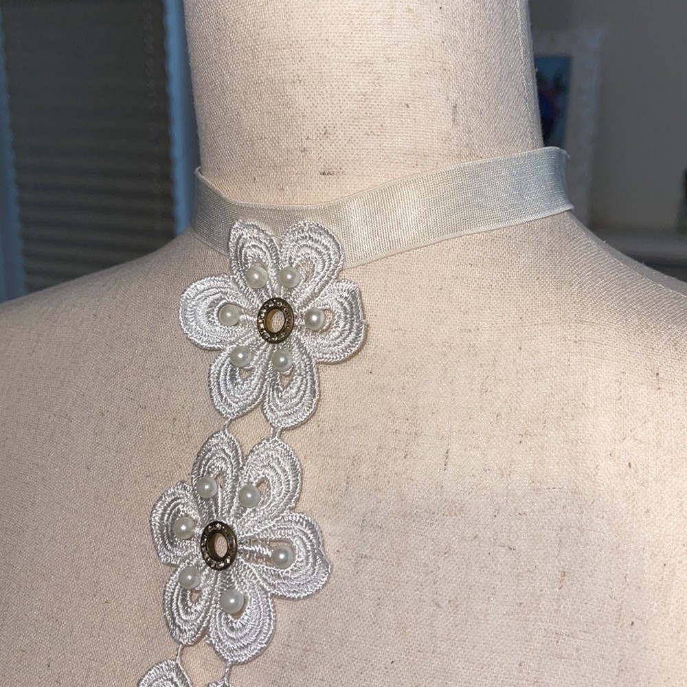 Pearl and rhinestone daisy harness
