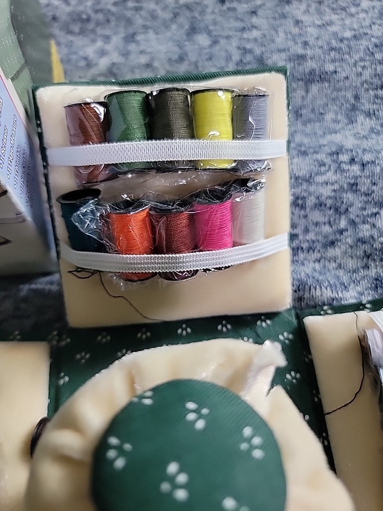 Singer/Foldable Sewing Cube. Pre Owned