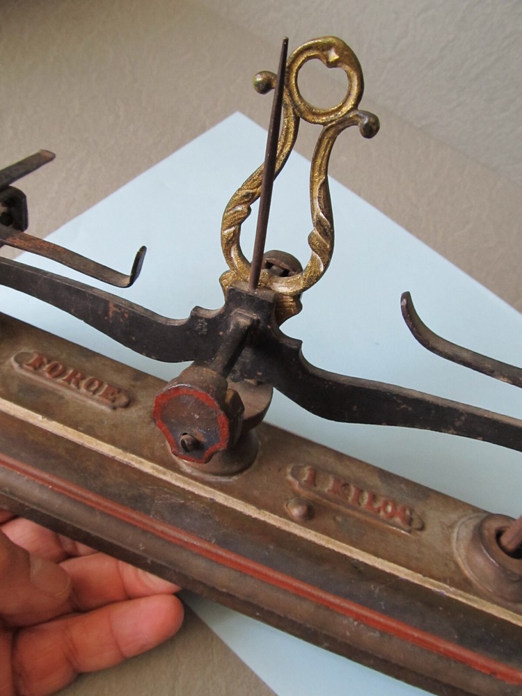 Antique Force 1 Kilo.G Cast Iron Balance Scale
