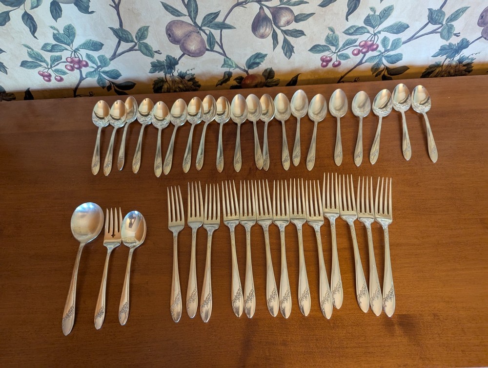 36-VINTAGE ONEIDA QUEEN BESS II SILVERPLATE SILVERWARE