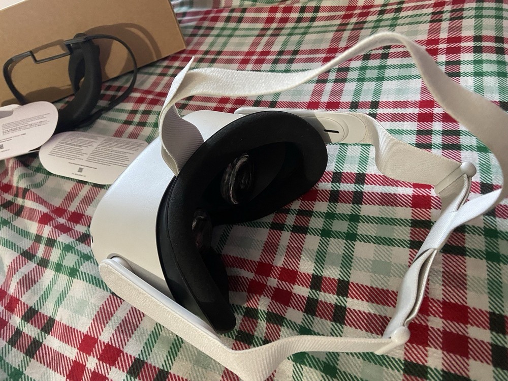 Meta Oculus Quest 2 128GB Bundle w/ link cable & adjustable headstrap powerbank