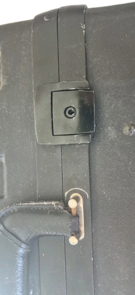 JENSEN TOOLS CASE 18"X15"X9" one latch is broken
