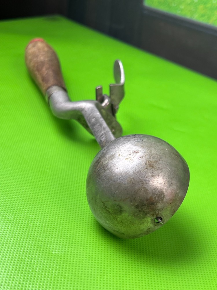 Vintage Benedict Indestructo no. 4 ice cream scoop