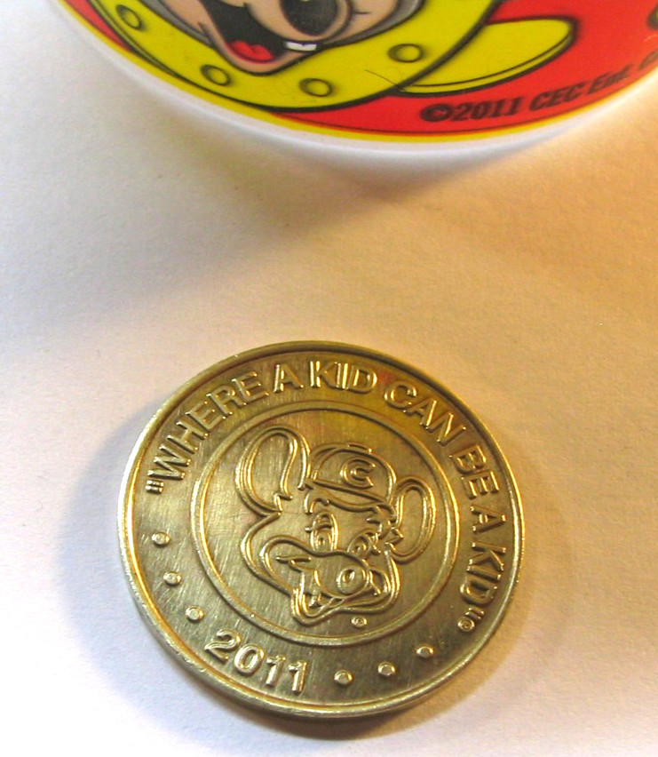 1- Chuck E Cheese Pizza Arcade Plastic Token Cup & 1 Brass Coin Token-2011