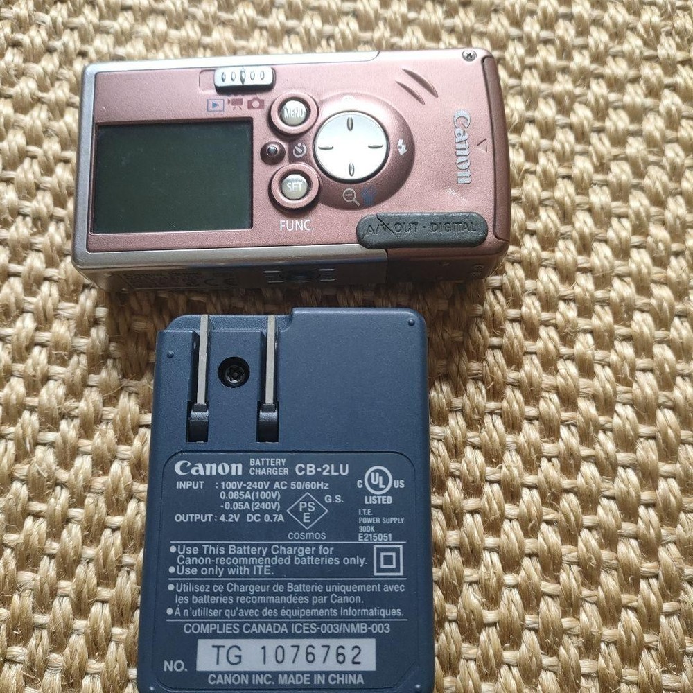 Canon IXY Digital Camera with CB-2LU Charger Compact Camera Set