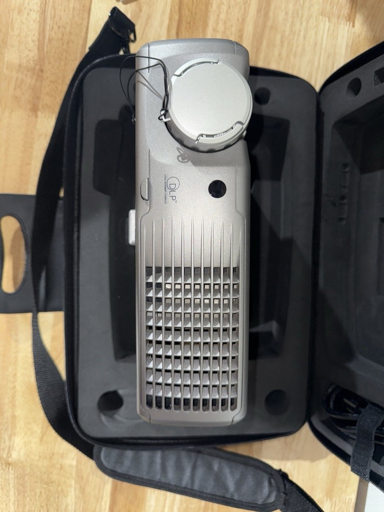 Dell 2300MP DLP Projector with Cables, Remote, and Case