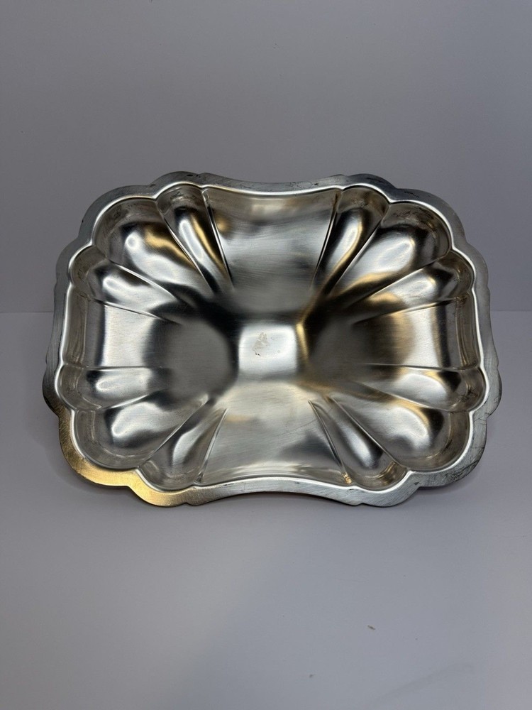 silver plated serving dish w/ lid curved edges and ornate handle Gorham Heritage