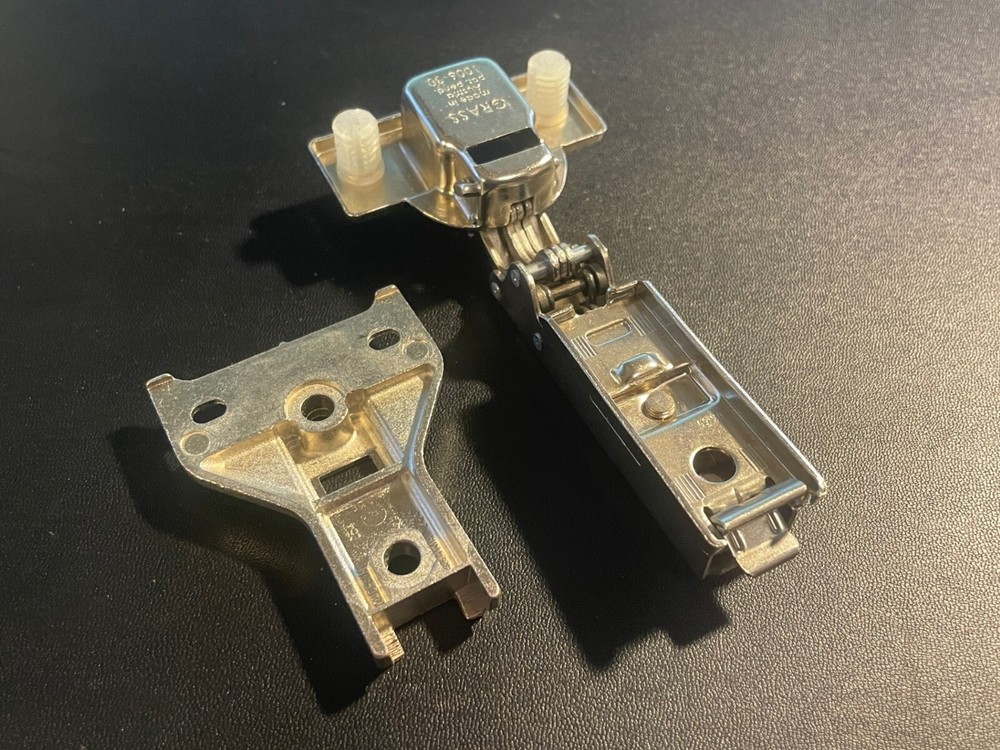 Grass Hinge 1006-30 Self Close w/ #054 Baseplate • Self Closing • Snap-on