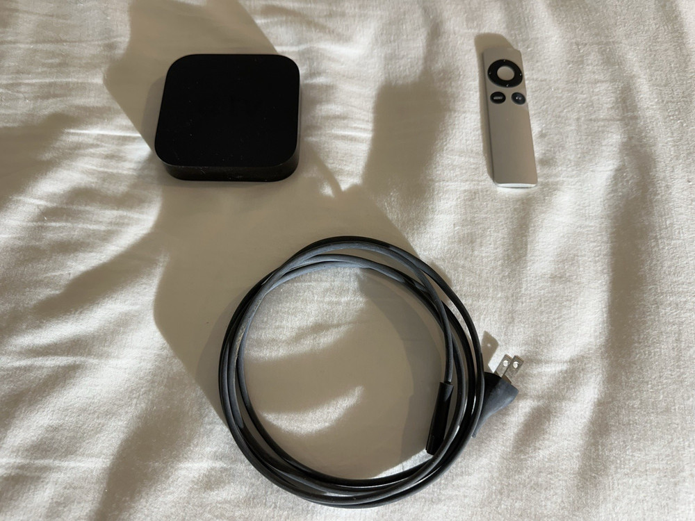 Apple TV A1378 2nd Generation Streaming Media Player w/ Remote + Plug