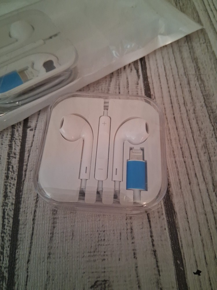 Apple Wired Earbuds 3.5mm Headphones with Mic & Volume Control, 2 Pack