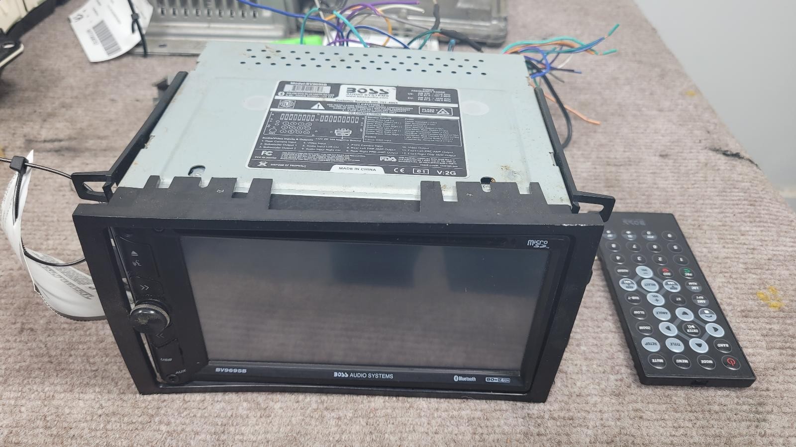 2005 Chevrolet Aftermarket BOSS A/V Equipment AM-FM Stereo 6 disc CD