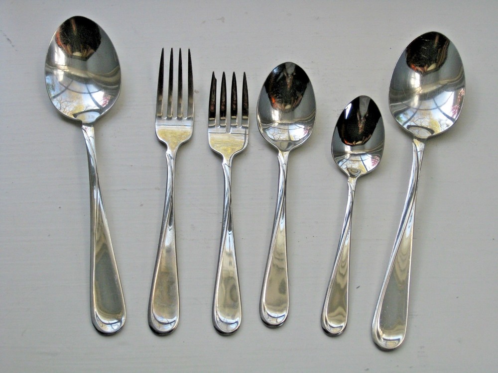 FLIGHT by Oneida Stainless Flatware Set 32 Pieces