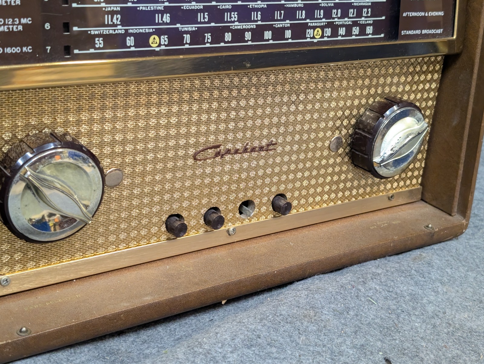 Capehart International 88P66BNL PORTABLE MULTIBAND TUBE RADIO - For Parts