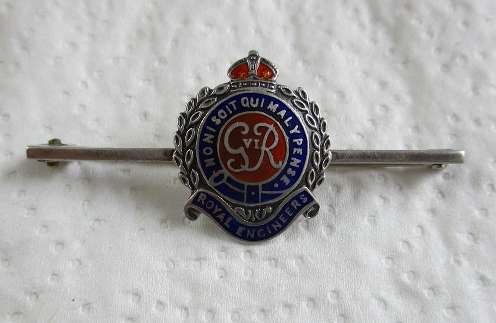 WW2 British:"ROYAL ENGINEERS SWEETHEART BADGE" (50mm-23mm, Badge On Pin Bar)