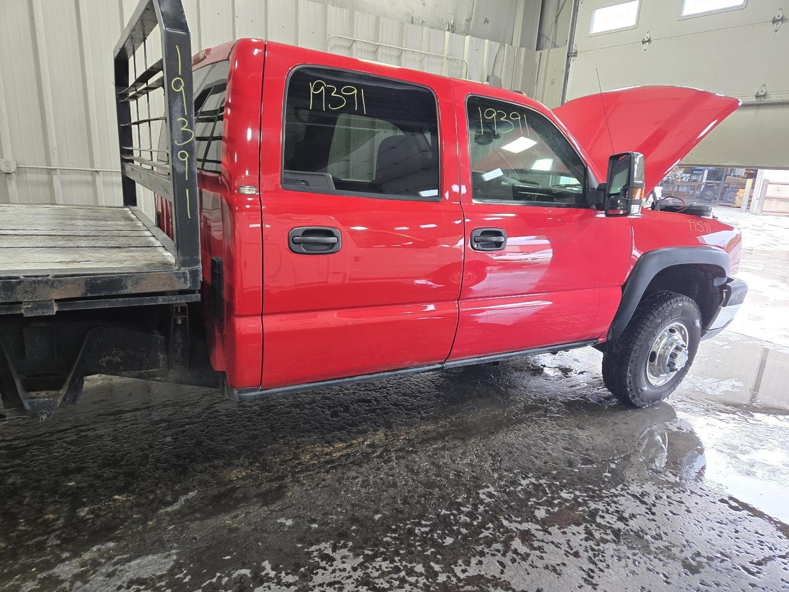 2005 Chevrolet Aftermarket BOSS A/V Equipment AM-FM Stereo 6 disc CD