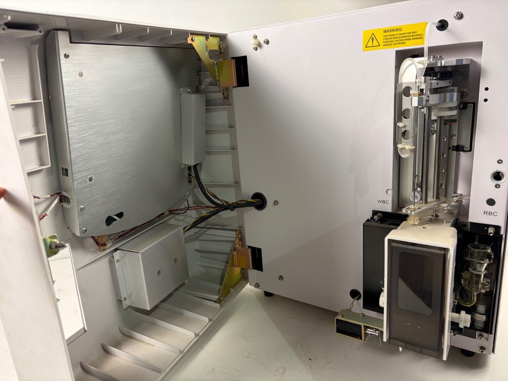 Mindray BC-3200 Hematology Analyzer CBC Blood Analyzer – Broken Screen / Working