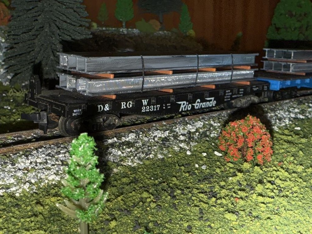 1:87 HO Scale Ibeam Load/Decor - Short Stack W/ Blk Straps