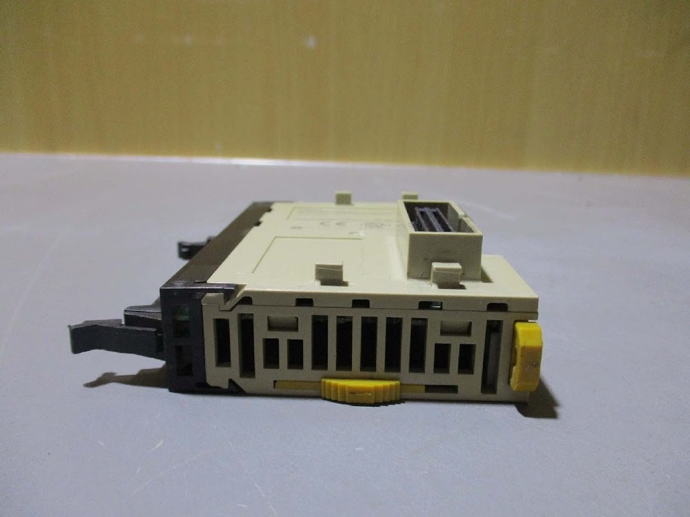 OMRON CJ1W-OD233 PLC Output Unit USED