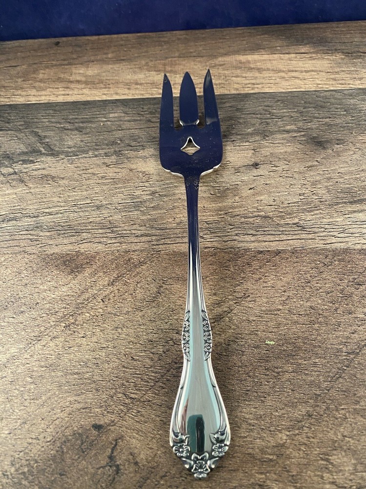 Large Oneida Canada Serving Fork Scroll Flower Design Unknown Pattern