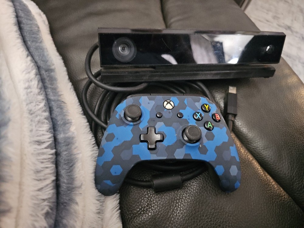 Microsoft Xbox One Kinect Sensor Bar - Black With controller