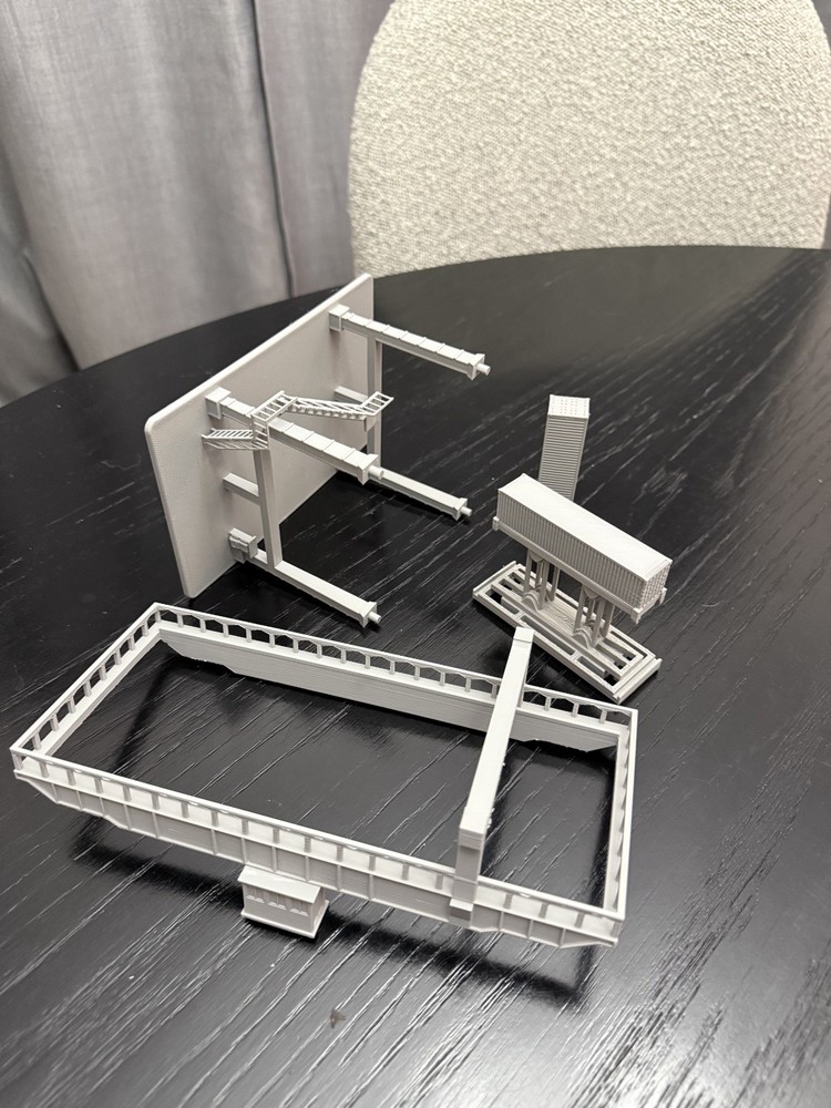 N Scale Container Crane / 1:160 Gauge / Mostly Assembled
