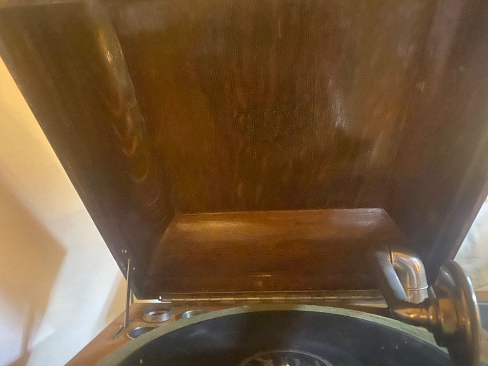 Antique Wind Up Phnograph/Record Player