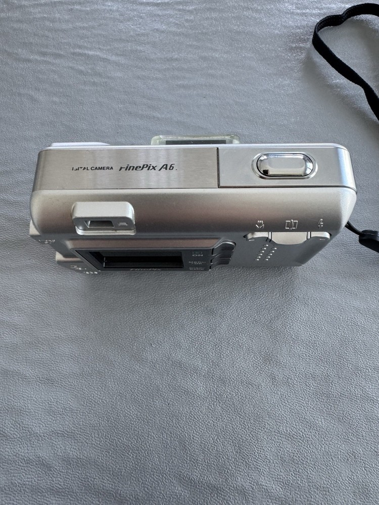 Fujifilm FinePix A607 Compact Digital Camera 6MP - Untested.