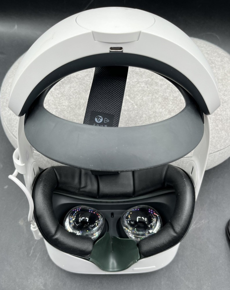 META QUEST 2 128GB VR HEADSET W/ CONTROLLERS & CASE (MVP036014)