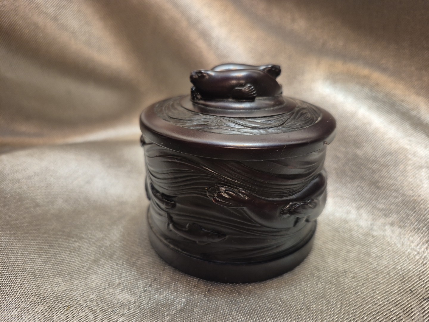 BLACK BOMA Canada Northwest Coast Whales Round Lidded Box CHIPPED