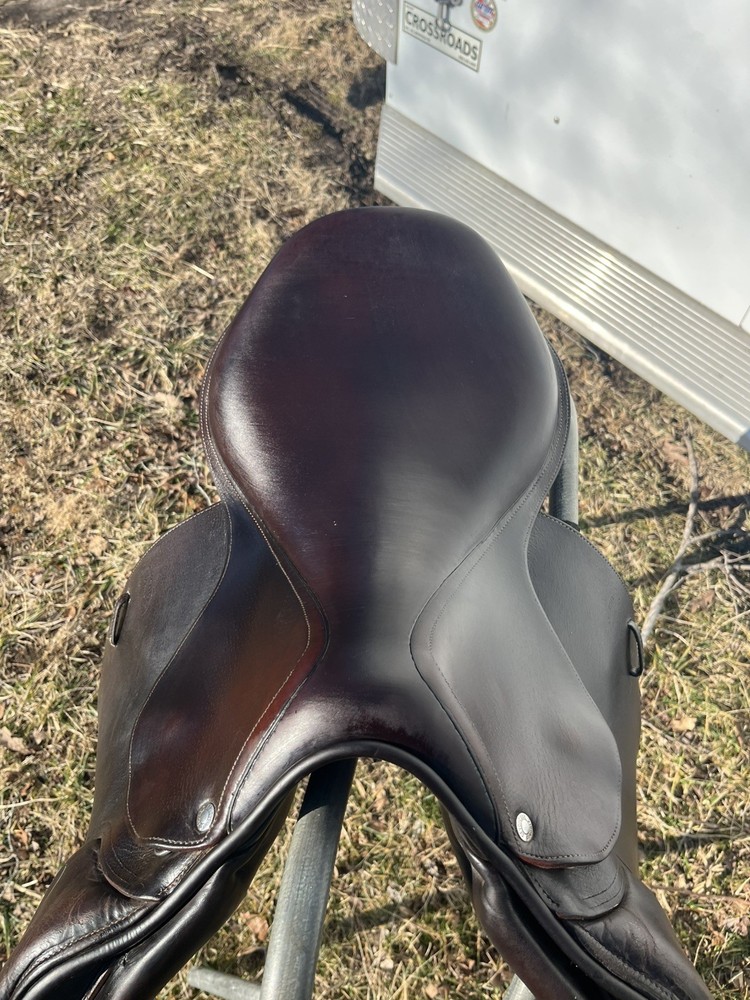 17.5” Devoucoux Biarritz 2A English Jumping Saddle