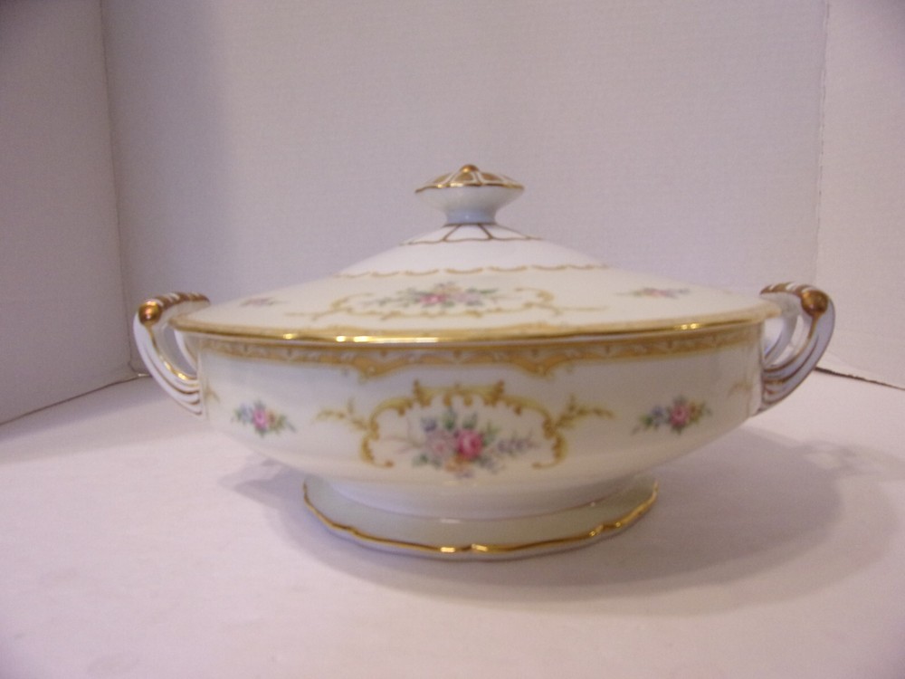 NORITAKE CASSEROLE WITH LID LOTUS PATTERN 11"