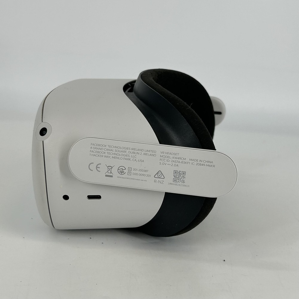 Meta Quest 2 VR Headset 256GB w/ Controllers/Regular Strap - Fair