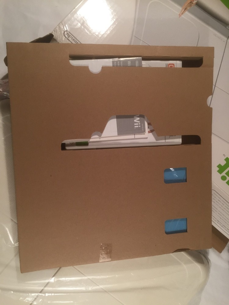 Wii FIT AND EXTRA SOFWARE - BOARD, FEET, ETC.