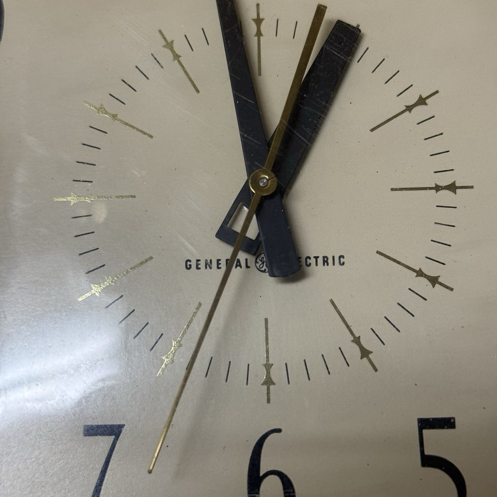 Vintage Retro General Electric Wall Clock with Leaf Pattern Border TESTED